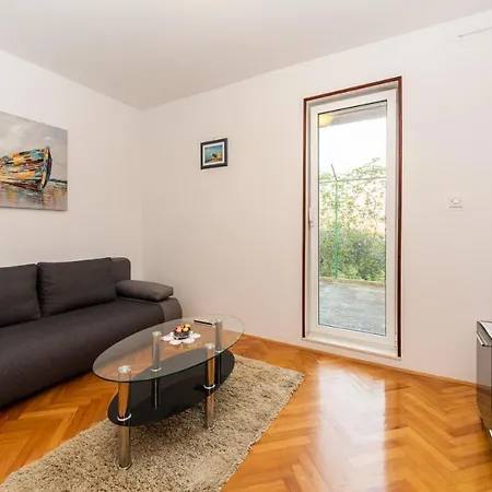 Mary Apartment Split